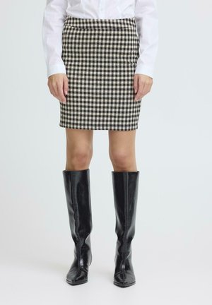 Schwarz-weißer, karierten Bleistiftrock, eng anliegend, knielang, kombiniert mit hohen schwarzen Lederstiefeln, glatte Textur, minimalistisches Design.