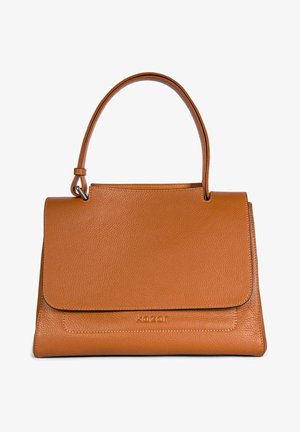 Tasche aus braunem Leder mit einem oberen Griff, Klappenverschluss, strukturiertem Finish und dezentem Markenedeprägung auf der Vorderseite.