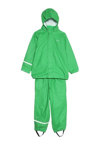 Casaco de chuva verde impermeável com capuz, fechos de pressão e punhos elásticos; calças correspondentes com tiras ajustáveis nas pernas e detalhes refletivos.