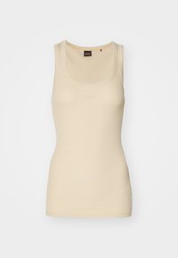 Beige ribbad linne med rund halsringning och utan ärmar, med "BOSS"-logotyp centralt framtill och en liten svart nacktag.