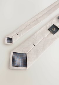 Lyserød hørhåndslukning med et blåt rutemønster på indersiden, prydet med en sort etiket med "NEXT" branding. Målene er i standard slipslængde.