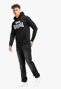 Lonsdale FREMINGTON - Jersey con capucha - black white