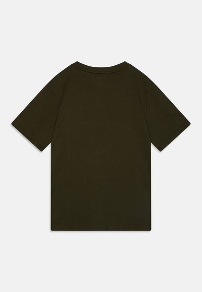 Camiseta de manga corta verde oliva, hecha de algodón. Presenta un cuello redondo, dobladillo recto y detalles de costura mínimos.