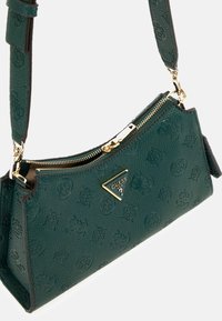 Groene gestructureerde synthetische handtas met een ritssluiting, gouden hardware, gegraveerde logo-patronen en een afneembare schouderriem.