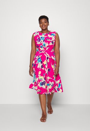 TESSANNE SHORT SLEEVE DAY DRESS - Žerzejové šaty - pink/multi