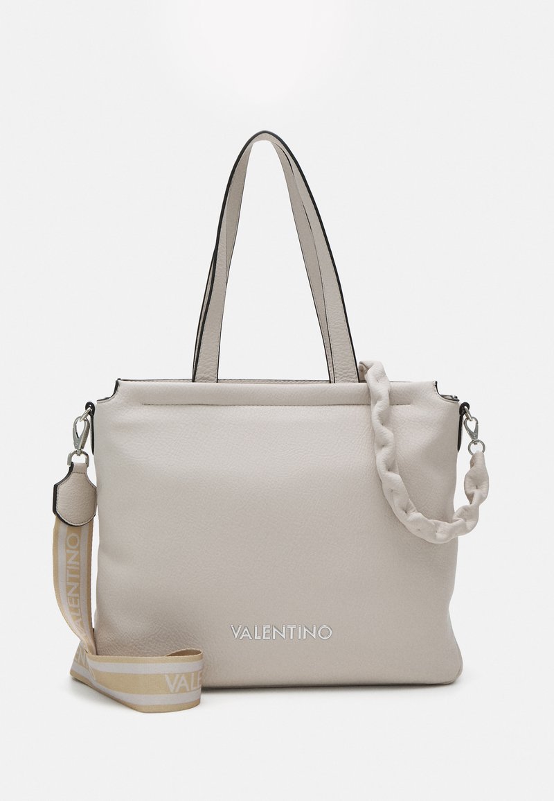 Bolso tote de cuero beige claro con ribete negro, que cuenta con asas dobles, una correa trenzada y el logo en plata "VALENTINO". Textura suave.