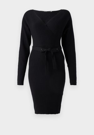 Vestido preto de malha com mangas longas, decote em V profundo e silhueta ajustada. Apresenta um cinto combinado na cintura e um tecido em ribana texturizada.