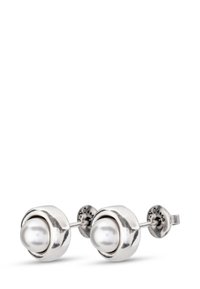 Pendientes de plata con perlas blancas redondas, enmarcadas en un diseño texturizado y redondeado de plata. Diseño sencillo de cierre a presión.