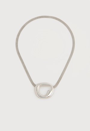 Colier din plasă de argint cu un pandantiv de argint neted, gol și cu formă abstractă, centrat pe un fundal alb.