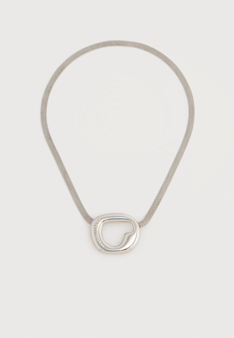 Ασημένιο διχτυωτό κολιέ με ένα λείο, κενό, ασημένιο μενταγιόν σε αφηρημένο σχήμα, τοποθετημένο στο κέντρο σε λευκό φόντο.