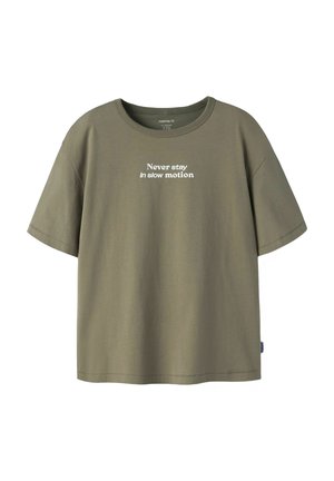 T-shirt vert olive à manches courtes avec texte blanc "Never stay in slow motion" imprimé sur la poitrine et col rond.