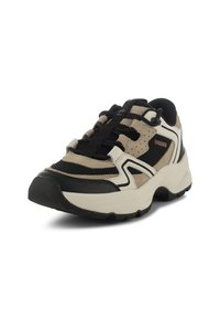 Zapatillas con parte superior en negro y beige, con texturas de malla y ante. Suela blanca gruesa, collar acolchado y cordones para mayor soporte. Logo de marca distintivo.