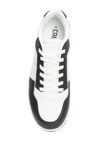 Sneaker bianco e nero con tomaia in pelle liscia, linguetta imbottita, lacci piatti e suola intermedia bianca testurizzata. Taglia 44.