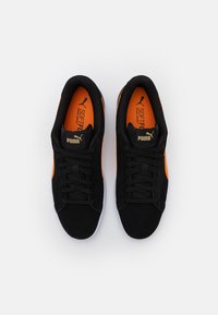 Puma SMASH V2 - Sapatilhas - black/vibrant orange/team gold