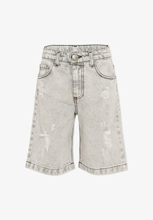 Shorts en denim gris clair avec des effets usés, poches avant, passants pour ceinture, et une fermeture à bouton métallique à la taille.