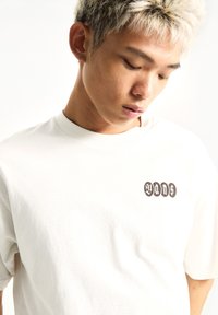 Vans EARTHBOUND LOOSE FIT - T-Shirt print - white