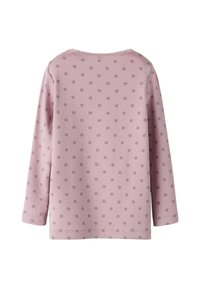 Roze lange mouw shirt met donkerroze stippen, ronde halslijn, van achteren getoond op een eenvoudige witte achtergrond.