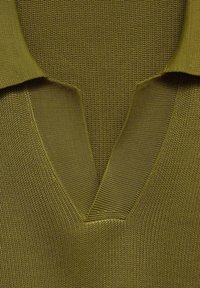 Maslinasto zeleni pleteni pulover s V-izrezom i teksturiranim uzorkom. Materijal je mekan s rebrastim detaljima na ovratniku.