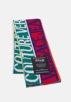 Złożony szalik Versace Jeans Couture w kolorach zielonym, czerwonym, niebieskim i pomarańczowym, z dużym napisem i czarną metką potwierdzającą autentyczność.