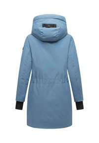 Parka blu chiaro di lunghezza media con cappuccio. Presenta polsini neri, una vita stretta e una superficie liscia e opaca. Sul retro c'è una targhetta con il logo.
