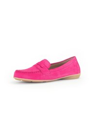 Roze suède moccasin-stijl schoen met een ronde neus, decoratieve ingeknepen naad en een lichte rubberen zool. Gladde textuur met minimale accenten.