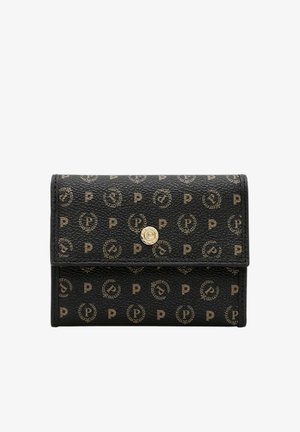 Cartera negra estampada con motivos P dorados repetidos y un cierre redondo dorado, sobre un fondo blanco.