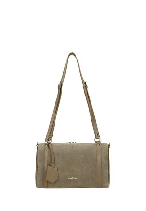 Sac à main rectangulaire en daim taupe avec une longue bandoulière réglable, fermeture éclair sur le dessus et petit détail d'étiquette en cuir suspendue.