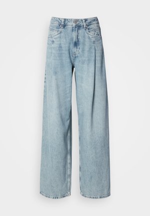 Šviesiai mėlynos aukštai sėdintys plačių kojų džinsai su priekinėmis kišenėmis, mygtuko užsegimu ir diržo kilpas, ant paprasto balto fono.