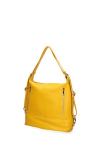 Borsa a mano in pelle gialla con finitura texture, dotata di due tasche laterali con zip e spallacci regolabili per diverse opzioni di trasporto.