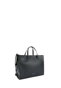 Bolso tote de piel negra con doble asa superior, forma estructurada, textura suave y diseño minimalista. Presenta el logo de la marca en la parte frontal.