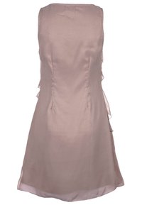 Beige šaty bez rukávů s volány po straně, vyrobené z hladkého materiálu s tekoucím drapériím a délku po kolena.