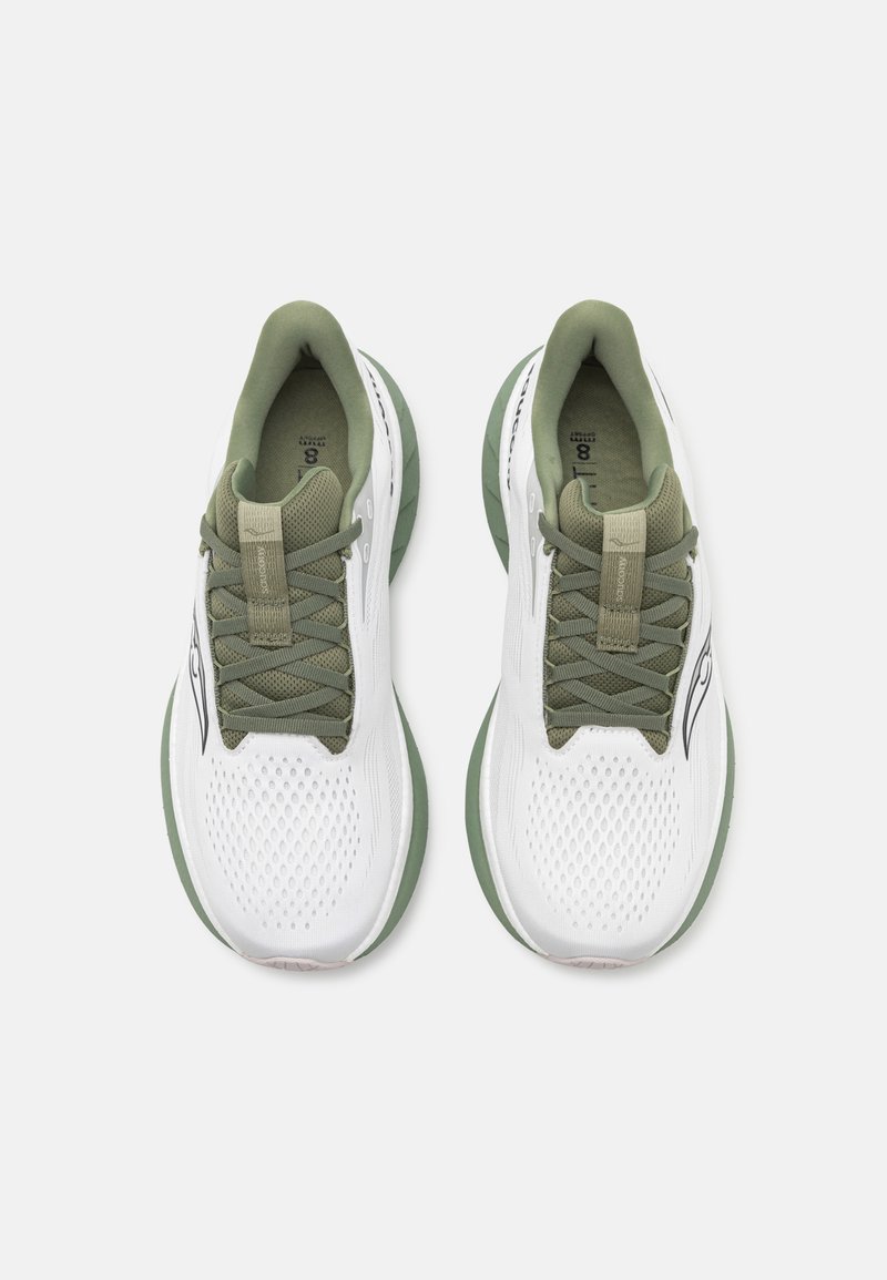 Zapatillas deportivas blancas con acentos verdes, parte superior de malla, cuello acolchado y suela de goma. Presentan un diseño de cordones y un logotipo en el lateral.