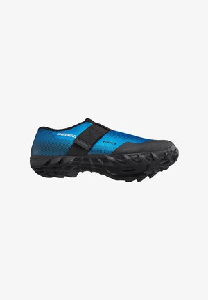 Zapatos de ciclismo con un diseño en azul y negro, parte superior de malla transpirable, suela de goma duradera con un patrón de agarre agresivo y cierre de velcro.