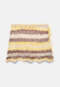 Mini-jupe en maille rayée aux couleurs jaune, beige et marron, ourlet festonné et détail noué sur le côté sur fond blanc.
