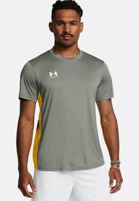 Under Armour TRAIN - Spordi T-särk - clay green