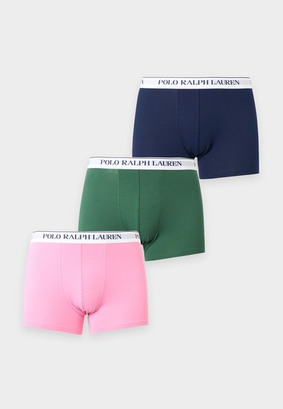 Τρία μπόξερ Polo Ralph Lauren σε ναυτικό μπλε, πράσινο και ροζ με λευκές λωρίδες μέσης με το λογότυπο, παρουσιασμένα σε ανοιχτό φόντο.