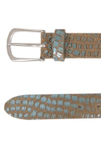 Ruskea nahkavyö, jossa on teksturoitu vaaleanssininen krokotiilikuvio. Varustettu hopeanvärisellä metallisoljella ja matching-nahkapidikkeellä.