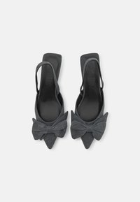 Kengät slingback-tyyliin, joissa on teräväkärkinen muoto ja tummanharmaata denimiä, koristeena kaunis nauha kärjessä, Smooth ym. musta sisäpohja ja hoikka korko.
