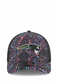 Schwarze Mütze mit einem bunten Farbspritzmuster. Auf der Vorderseite befindet sich ein gesticktes Logo mit Akzenten in Blau, Pink und Gelb. Mit gebogenem Schirmdesign.