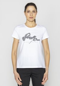 Biała bawełniana koszulka z krótkim rękawem, z okrąg�łym dekoltem, zdobiona czarnym, paskowym wzorem graficznym z napisem "Denim Milano" na środku.