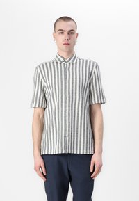 Camicia a maniche corte con bottoni, a strisce verticali bianche e nere, realizzata in tessuto leggero, con colletto classico e orlo dritto.