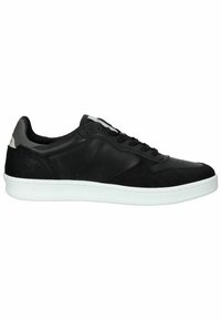 Sneakers in pelle nera e camoscio con suola in gomma bianca, caratterizzati da lacci frontali, dettagli cuciti e leggere perforazioni.