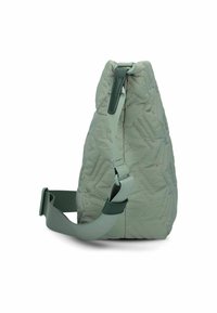 Zaino in tessuto verde trapuntato con forma curvata, tracolla regolabile e dettagli cuciti. Presenta una chiusura superiore con fibbia.