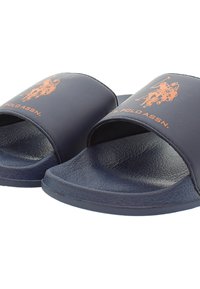 Tmavě modré plážové sandály vyrobené z texturované gumy, s otevřenou špičkou a bokem, na popruhu s oranžovým logem polo a textem značky.