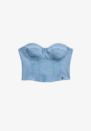 Top bustier sin tirantes de denim azul claro con costuras estructuradas y copas acolchadas, con un pequeño logo metálico redondo en la parte inferior derecha.