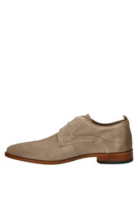 Beige veterschoen met een bovenwerk van textiel, gladde accenten, een ronde neus en een bruine houten zool. Heeft subtiele stikdetails.