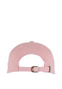 Cappello rosa con visiera curva, realizzato in cotone, dotato di una fibbia metallica sul retro per una vestibilità regolabile. Superficie testurizzata.