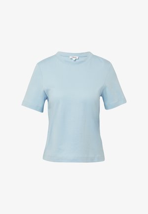 Svijetloplava majica s kratkim rukavima i okruglim izrezom, izrađena od mekanog pamučnog materijala, s pripijenim krojem i čistim šavovima.