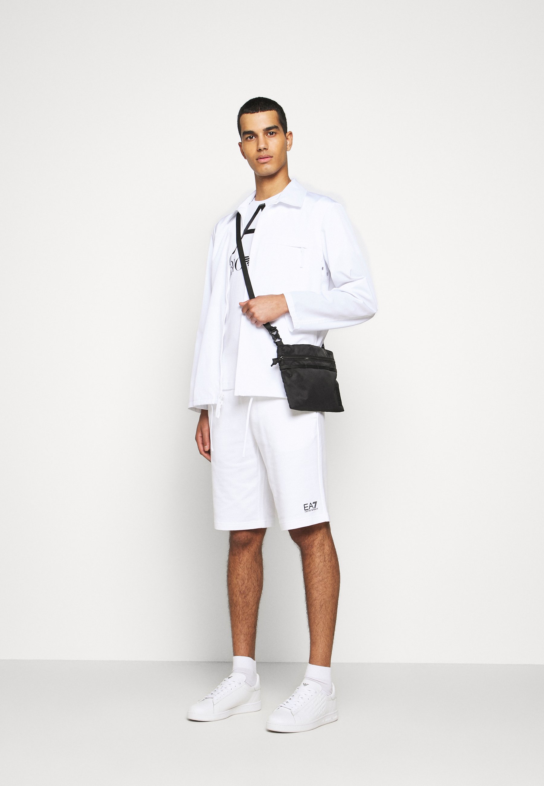 EA7 Emporio Armani BERMUDA - Pantaloni sportivi - white/bianco - Zalando.it