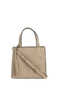Sac à main en cuir beige avec des poignées courtes, une bandoulière ajustable et un détail en gland. Comprend de subtils accents noirs et des accents en or. Forme carrée.